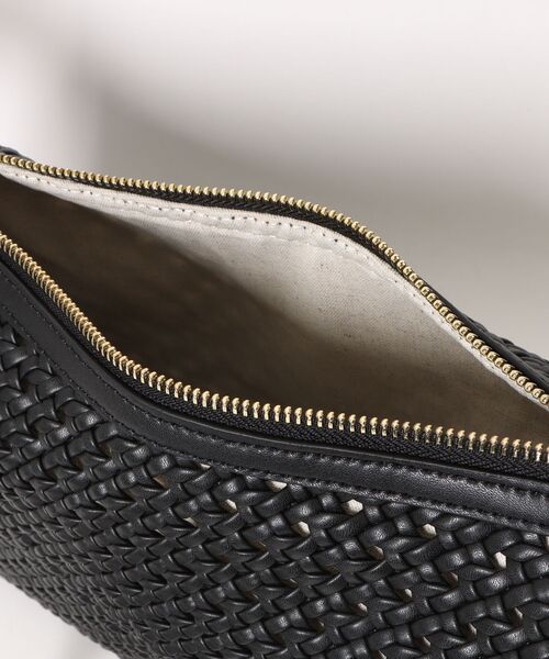 CHARLES & KEITH（チャールズ & キース）の「Calla カルラ ウーブン ショルダーバッグ（ショルダーバッグ・レディース・チョコ/クリーム/ブラック・M）」の4枚目の写真
