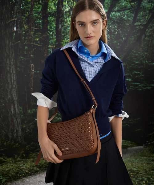 CHARLES & KEITH（チャールズ & キース）の「Calla カルラ ウーブン ショルダーバッグ（ショルダーバッグ・レディース・チョコ/クリーム/ブラック・M）」の2枚目の写真