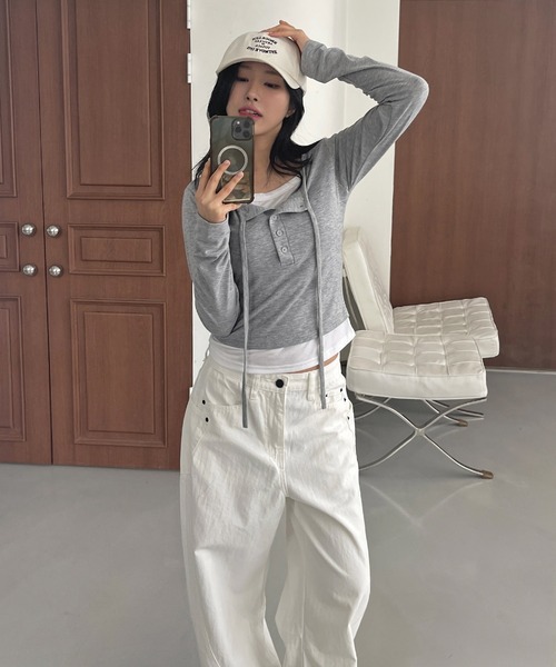 UNE MANSION(ユヌマンション)の「ボタンデザインレイヤード長袖Tシャツカットソー(Tシャツ/カットソー・レディース・ブラウン/ブラック/グレー・FREE)」の5枚目の写真