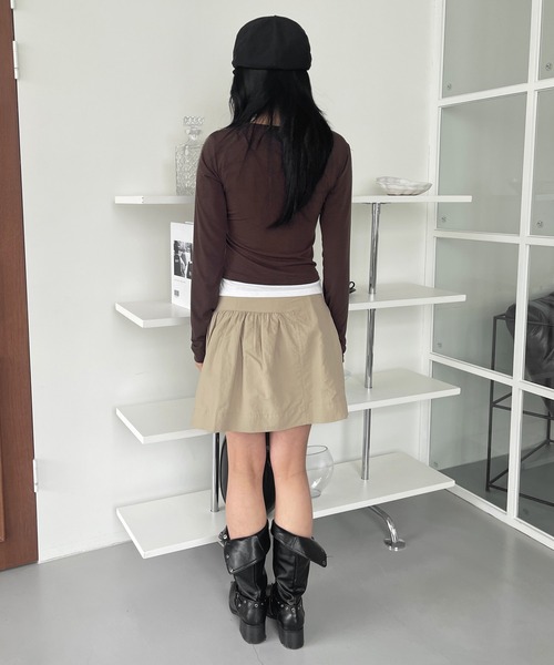UNE MANSION(ユヌマンション)の「ボタンデザインレイヤード長袖Tシャツカットソー(Tシャツ/カットソー・レディース・ブラウン/ブラック/グレー・FREE)」の21枚目の写真