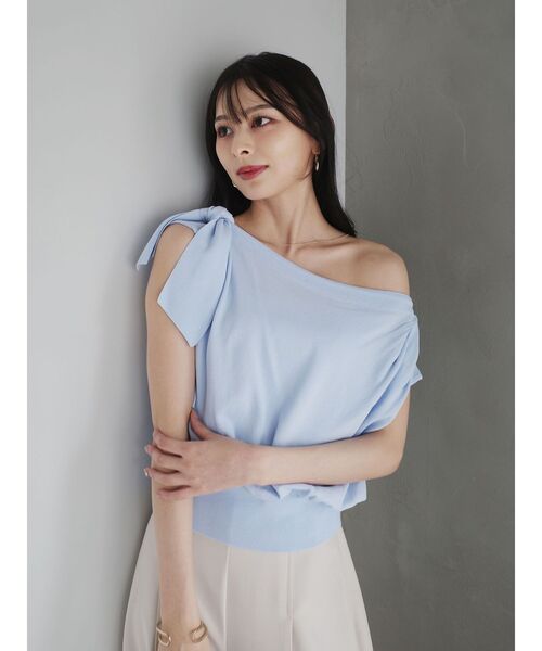 LAGUNAMOON（ラグナムーン）の「オフショルリボンドレープニット 【夏服】（ニット/セーター・レディース・ホワイト/ライトブルー/ブラック・FREE）」の3枚目の写真