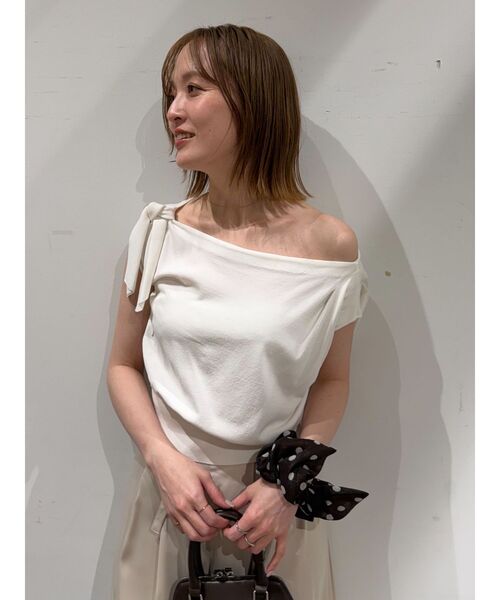 LAGUNAMOON(ラグナムーン)の「オフショルリボンドレープニット 【夏服】(ニット/セーター・レディース・ホワイト/ライトブルー/ブラック・FREE)」の15枚目の写真
