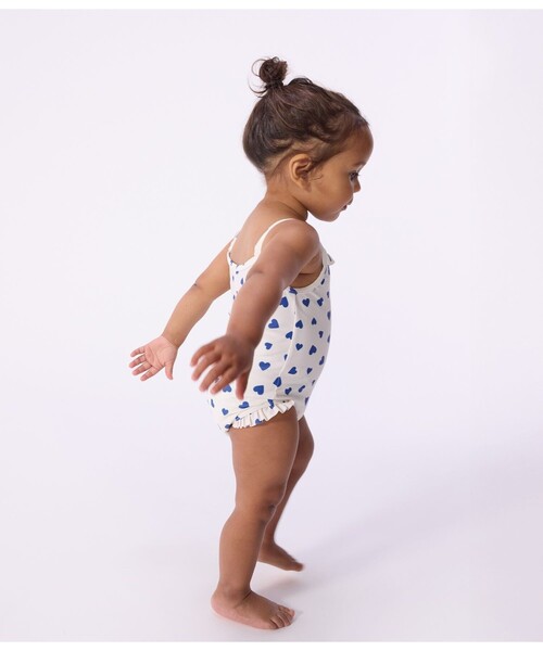 PETIT BATEAU(プチバトー)の「ハートプリント ワンピース水着(水着・キッズ・ホワイト×ブルー・12MONTH/18MONTH/24MONTH/36MONTH)」の2枚目の写真