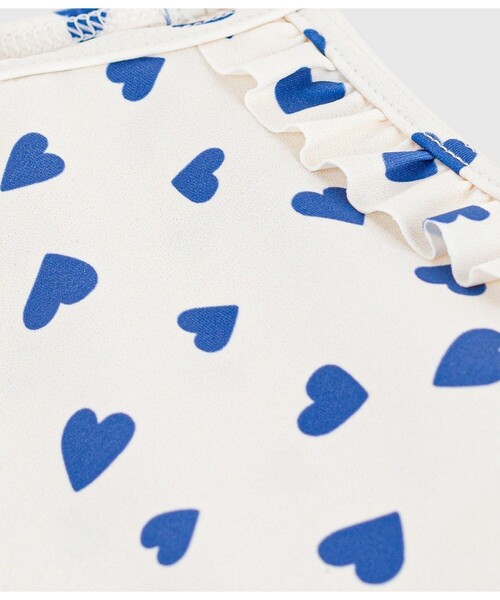 PETIT BATEAU(プチバトー)の「ハートプリント ワンピース水着(水着・キッズ・ホワイト×ブルー・12MONTH/18MONTH/24MONTH/36MONTH)」の5枚目の写真
