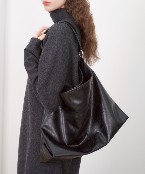 Never mind the XU / Chikashitsu+(ネバーマインド ザ エックスユー / チカシツプラス)の「【HAH ARCHIVE】Contour Shoulder Bag(Faux Leather) / 【ハーアーカイブ】コントゥアワンショルダーバッグ(フォーレザー)(ショルダーバッグ・メンズ・ブラック・ONE SIZE)」の1枚目の写真