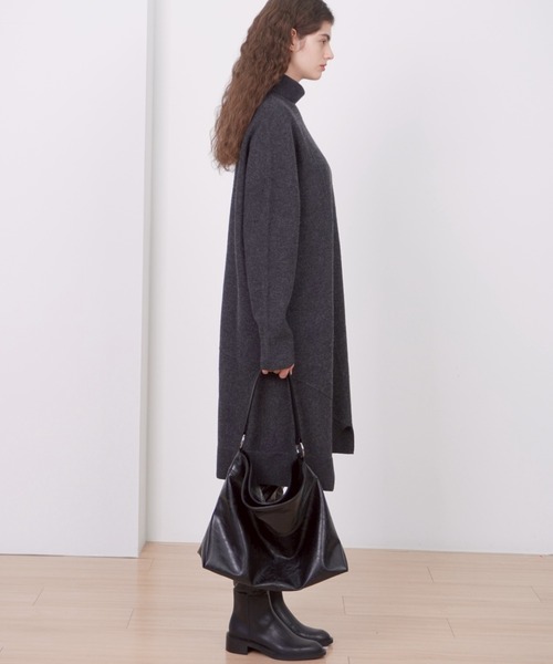 Never mind the XU / Chikashitsu+(ネバーマインド ザ エックスユー / チカシツプラス)の「【HAH ARCHIVE】Contour Shoulder Bag(Faux Leather) / 【ハーアーカイブ】コントゥアワンショルダーバッグ(フォーレザー)(ショルダーバッグ・メンズ・ブラック・ONE SIZE)」の4枚目の写真