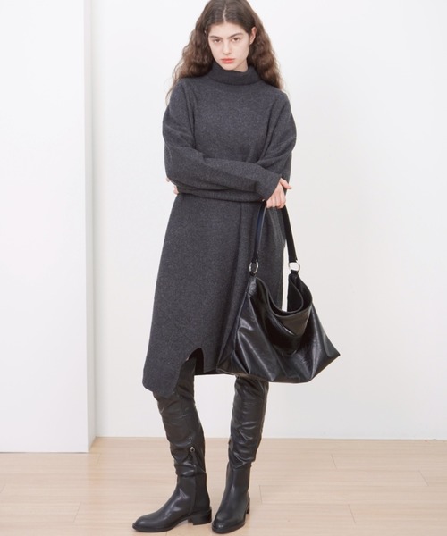 Never mind the XU / Chikashitsu+(ネバーマインド ザ エックスユー / チカシツプラス)の「【HAH ARCHIVE】Contour Shoulder Bag(Faux Leather) / 【ハーアーカイブ】コントゥアワンショルダーバッグ(フォーレザー)(ショルダーバッグ・メンズ・ブラック・ONE SIZE)」の10枚目の写真