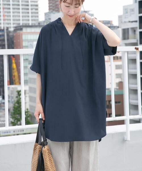 ITEMS URBANRESEARCH(アイテムズ アーバンリサーチ)の「スキッパーチュニックブラウス(シャツ/ブラウス・レディース・グレー系その他/ライトブルー/ネイビー・FREE)」の3枚目の写真