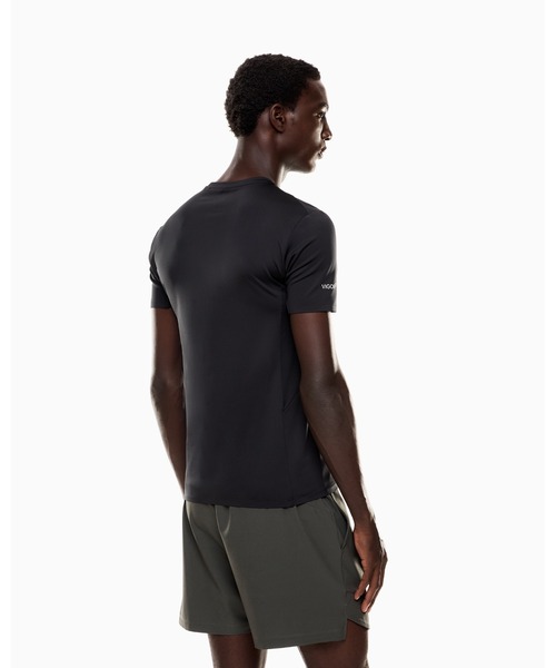EMPORIO ARMANI EA7（エンポリオアルマーニイーエーセブン）の「【エンポリオ アルマーニ EA7】<オンライン限定>Dynamic Athlete クルーネックTシャツ VIGOR7テクニカルファブリック（Tシャツ/カットソー・メンズ・ブラック・XX-LARGE/X-LARGE/SMALL/X-SMALL/LARGE）」の3枚目の写真