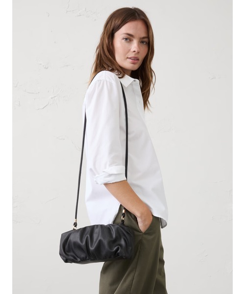 BANANA REPUBLIC FACTORY STORE(バナナリパブリック ファクトリーストア)の「BANANA REPUBLIC FACTORY STORE ヴィーガンレザー クラウドクロスボディバッグ(ショルダーバッグ・レディース・ブラック/ワイン・ONE SIZE)」の7枚目の写真