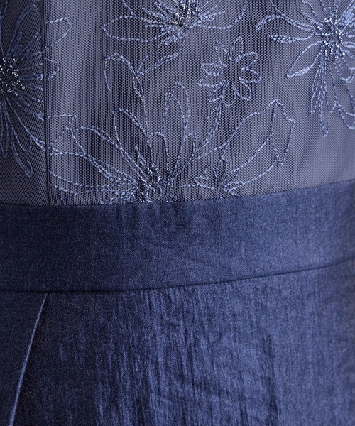 AIMER（エメ）の「フラワー刺繍チュール×ルミエールサテンフィット&フレアパーティードレス　結婚式　お呼ばれ　ドレス　20代 30代（ドレス・レディース・ブルーグレー/ネイビー/ブラウン・MEDIUM）」の14枚目の写真