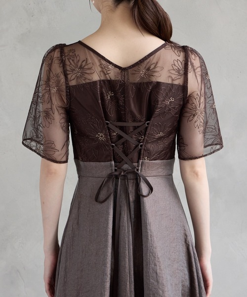 AIMER（エメ）の「フラワー刺繍チュール×ルミエールサテンフィット&フレアパーティードレス　結婚式　お呼ばれ　ドレス　20代 30代（ドレス・レディース・ブルーグレー/ネイビー/ブラウン・MEDIUM）」の17枚目の写真
