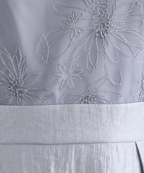 AIMER（エメ）の「フラワー刺繍チュール×ルミエールサテンフィット&フレアパーティードレス　結婚式　お呼ばれ　ドレス　20代 30代（ドレス・レディース・ブルーグレー/ネイビー/ブラウン・MEDIUM）」の13枚目の写真