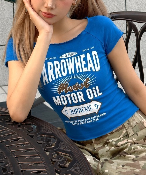 SHEENA(シーナ)の「ワイドネックヴィンテージライクロゴコンパクトTシャツ(Tシャツ/カットソー・レディース・ブルー・M)」の6枚目の写真