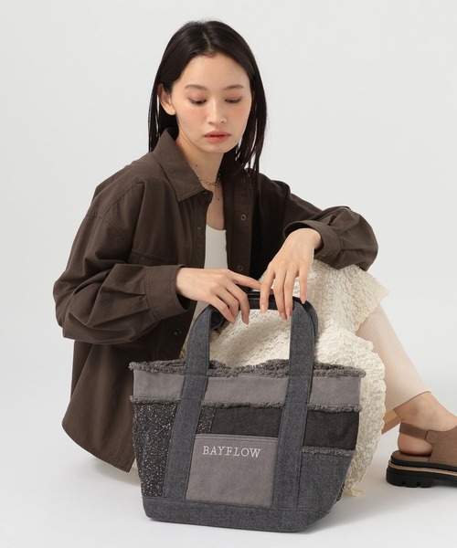 BAYFLOW（ベイフロー）の「[A4サイズ収納可能]Mサイズデニム切替ロゴトート（トートバッグ・レディース・ブラック/ブルー・FREE）」の4枚目の写真