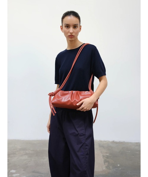 OLEND（オレンド）の「OLEND THE DUMPLING BAG（ハンドバッグ・レディース・ブラック/オリーブ/ライトブラウン/ダークブラウン/ローズ・FREE）」の3枚目の写真