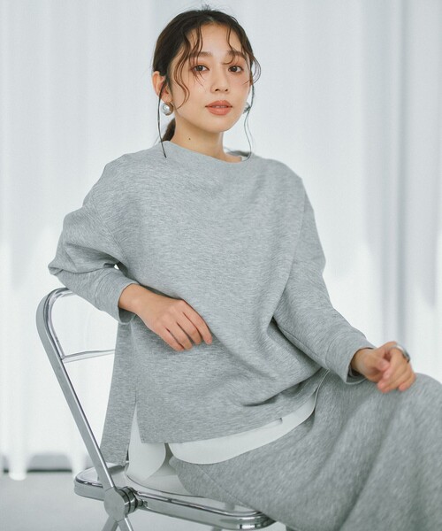 UNFILO(アンフィーロ)の「BEAUTY FORM JERSEY サイドスリット プルオーバー(スウェット・レディース・ブラック系/ライトグレー系1/レッド系/グレー系/ベージュ系・SMALL/MEDIUM)」の3枚目の写真