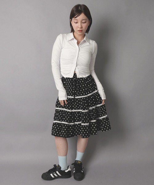 SPINNS(スピンズ)の「襟付き長袖シャツカットソー/ギャザー/韓国ガーリー(シャツ/ブラウス・レディース・ネイビー/グレー/オフホワイト/ブラック・ONESIZE)」の13枚目の写真