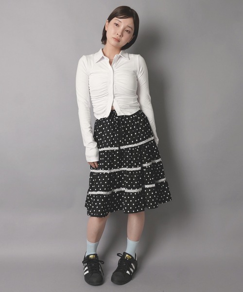 SPINNS(スピンズ)の「襟付き長袖シャツカットソー/ギャザー/韓国ガーリー(シャツ/ブラウス・レディース・ネイビー/グレー/オフホワイト/ブラック・ONESIZE)」の5枚目の写真