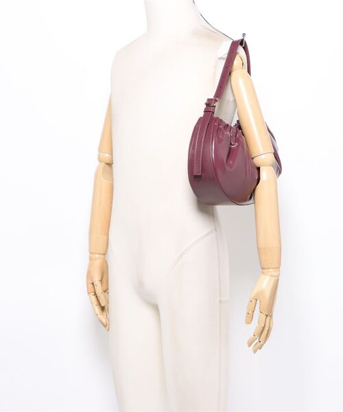 A.P.C.（アーペーセー）の「SAC NINON HOOP（ショルダーバッグ・レディース・ボルドー・ONESIZE）」の5枚目の写真