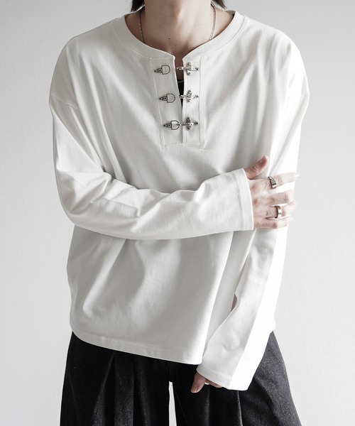 ELLUV(エルブ)の「【ELLUV/エルヴ】ファインコットン ファイヤーマンバックルヘンリーネックロンT(Tシャツ/カットソー・メンズ・ホワイト/ブラック・S/M/L)」の1枚目の写真