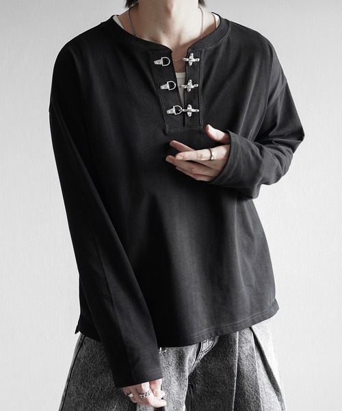 ELLUV(エルブ)の「【ELLUV/エルヴ】ファインコットン ファイヤーマンバックルヘンリーネックロンT(Tシャツ/カットソー・メンズ・ホワイト/ブラック・S/M/L)」の2枚目の写真