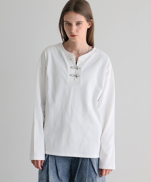 ELLUV(エルブ)の「【ELLUV/エルヴ】ファインコットン ファイヤーマンバックルヘンリーネックロンT(Tシャツ/カットソー・メンズ・ホワイト/ブラック・S/M/L)」の8枚目の写真