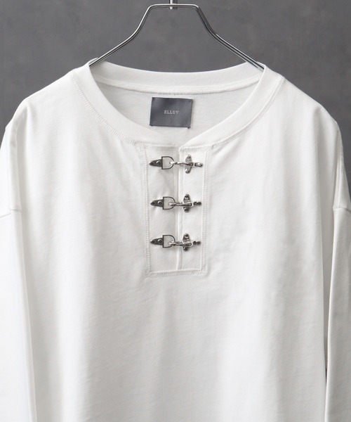 ELLUV(エルブ)の「【ELLUV/エルヴ】ファインコットン ファイヤーマンバックルヘンリーネックロンT(Tシャツ/カットソー・メンズ・ホワイト/ブラック・S/M/L)」の4枚目の写真