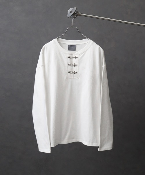 ELLUV(エルブ)の「【ELLUV/エルヴ】ファインコットン ファイヤーマンバックルヘンリーネックロンT(Tシャツ/カットソー・メンズ・ホワイト/ブラック・S/M/L)」の3枚目の写真