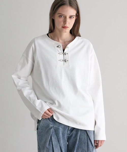 ELLUV(エルブ)の「【ELLUV/エルヴ】ファインコットン ファイヤーマンバックルヘンリーネックロンT(Tシャツ/カットソー・メンズ・ホワイト/ブラック・S/M/L)」の7枚目の写真