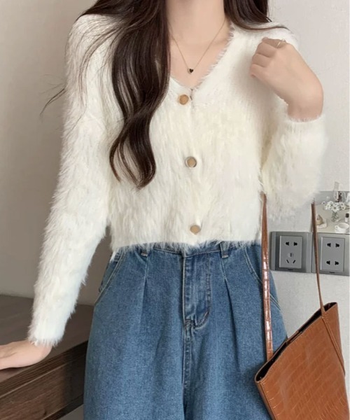 kirakiraShop(キラキラショップ)の「シャギー ニット ゴールド ボタン Vネック カーディガン(カーディガン/ボレロ・レディース・ブラック/オフホワイト/モカ・FREE)」の4枚目の写真