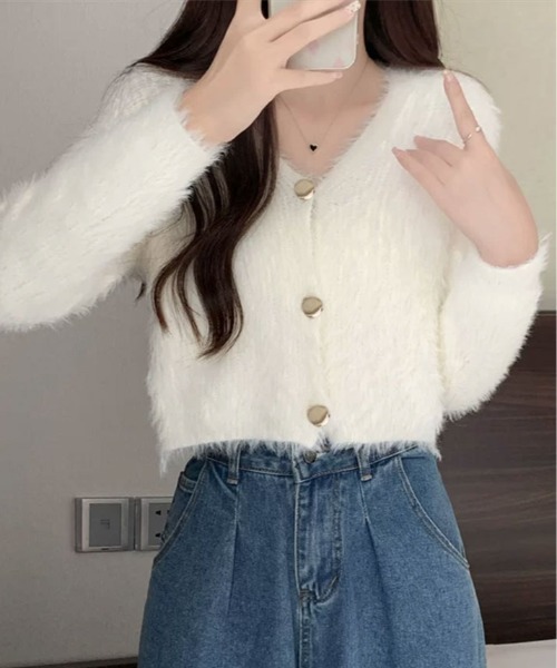 kirakiraShop(キラキラショップ)の「シャギー ニット ゴールド ボタン Vネック カーディガン(カーディガン/ボレロ・レディース・ブラック/オフホワイト/モカ・FREE)」の5枚目の写真