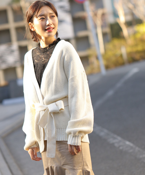 laboratory work（ラボラトリーワーク）の「アゼベルトつきカーデ（カーディガン/ボレロ・レディース・オフホワイト/ベージュ/インディゴブルー・MEDIUM）」の2枚目の写真