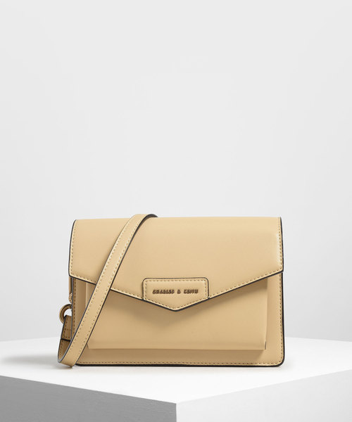 CHARLES & KEITH(チャールズ & キース)の「フロントフラップ クロスボディバッグ / Front Flap Crossbody Bag(ショルダーバッグ・レディース・イエロー/ブルーグリーン/ブラック/クリアレッド・S)」の3枚目の写真