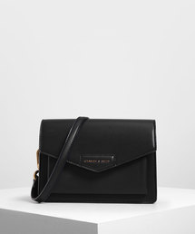 CHARLES & KEITH | フロントフラップ クロスボディバッグ / Front Flap Crossbody Bag(ショルダーバッグ)