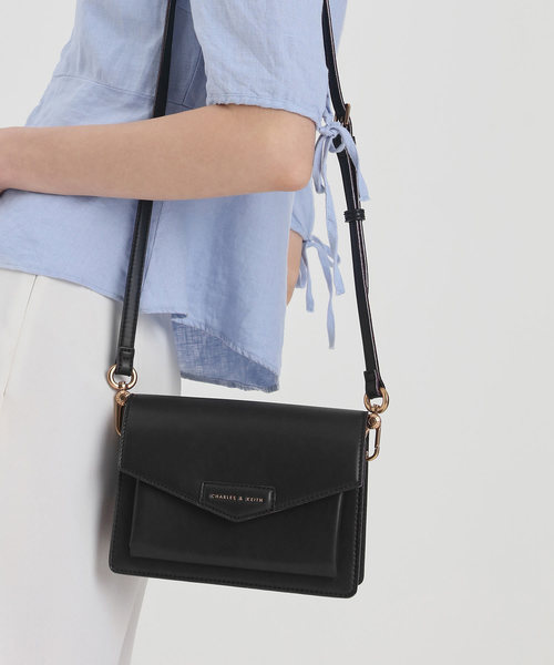 CHARLES & KEITH(チャールズ & キース)の「フロントフラップ クロスボディバッグ / Front Flap Crossbody Bag(ショルダーバッグ・レディース・イエロー/ブルーグリーン/ブラック/クリアレッド・S)」の5枚目の写真