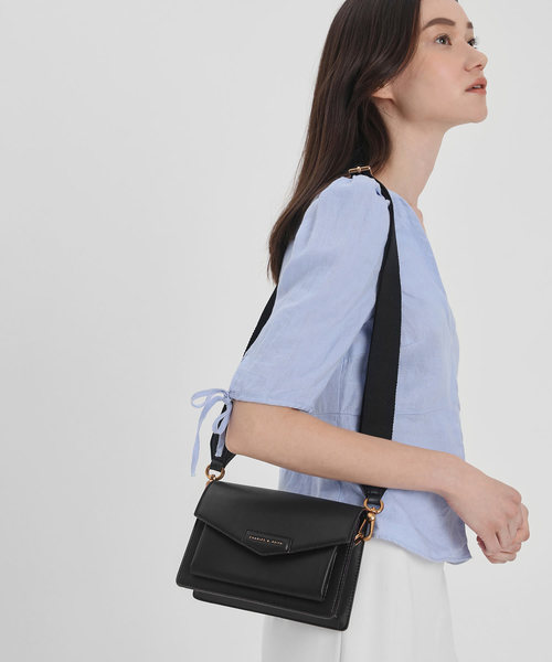 CHARLES & KEITH(チャールズ & キース)の「フロントフラップ クロスボディバッグ / Front Flap Crossbody Bag(ショルダーバッグ・レディース・イエロー/ブルーグリーン/ブラック/クリアレッド・S)」の6枚目の写真