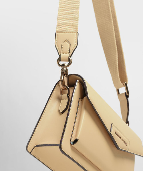 CHARLES & KEITH(チャールズ & キース)の「フロントフラップ クロスボディバッグ / Front Flap Crossbody Bag(ショルダーバッグ・レディース・イエロー/ブルーグリーン/ブラック/クリアレッド・S)」の11枚目の写真