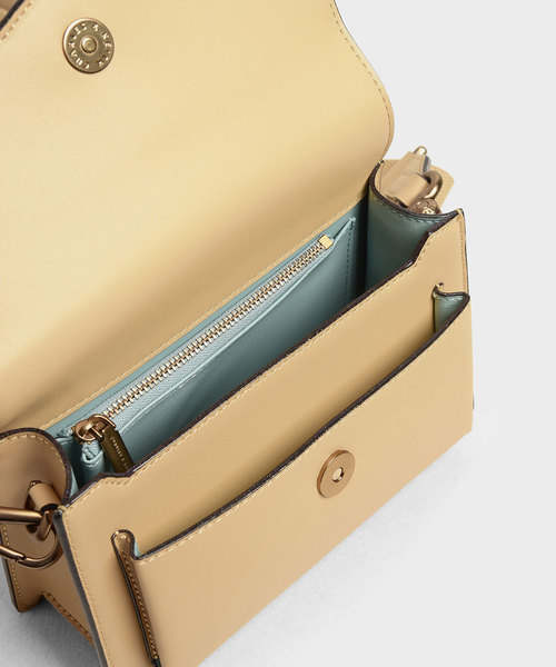 CHARLES & KEITH(チャールズ & キース)の「フロントフラップ クロスボディバッグ / Front Flap Crossbody Bag(ショルダーバッグ・レディース・イエロー/ブルーグリーン/ブラック/クリアレッド・S)」の13枚目の写真