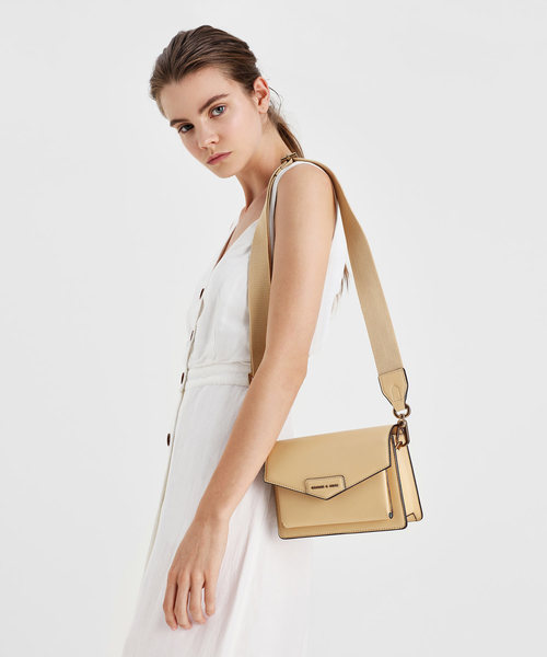 CHARLES & KEITH(チャールズ & キース)の「フロントフラップ クロスボディバッグ / Front Flap Crossbody Bag(ショルダーバッグ・レディース・イエロー/ブルーグリーン/ブラック/クリアレッド・S)」の14枚目の写真