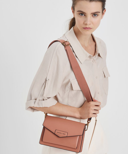 CHARLES & KEITH(チャールズ & キース)の「フロントフラップ クロスボディバッグ / Front Flap Crossbody Bag(ショルダーバッグ・レディース・イエロー/ブルーグリーン/ブラック/クリアレッド・S)」の15枚目の写真