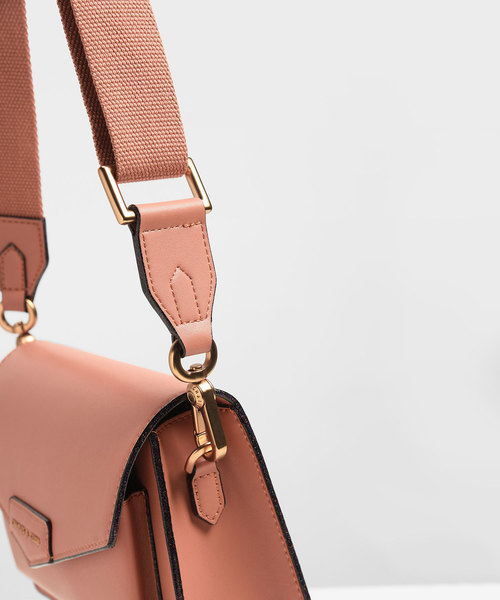 CHARLES & KEITH(チャールズ & キース)の「フロントフラップ クロスボディバッグ / Front Flap Crossbody Bag(ショルダーバッグ・レディース・イエロー/ブルーグリーン/ブラック/クリアレッド・S)」の16枚目の写真
