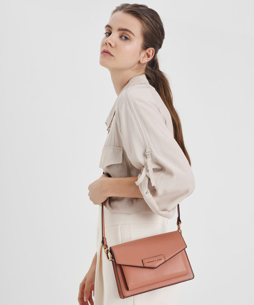CHARLES & KEITH(チャールズ & キース)の「フロントフラップ クロスボディバッグ / Front Flap Crossbody Bag(ショルダーバッグ・レディース・イエロー/ブルーグリーン/ブラック/クリアレッド・S)」の19枚目の写真
