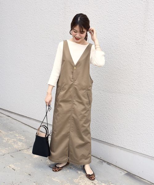 SHIPS（シップス）の「【SHIPS別注】UNIVERSAL OVERALL: Vネックジャンパースカート◇（ワンピース・レディース・ベージュ系その他・ONE SIZE）」の2枚目の写真