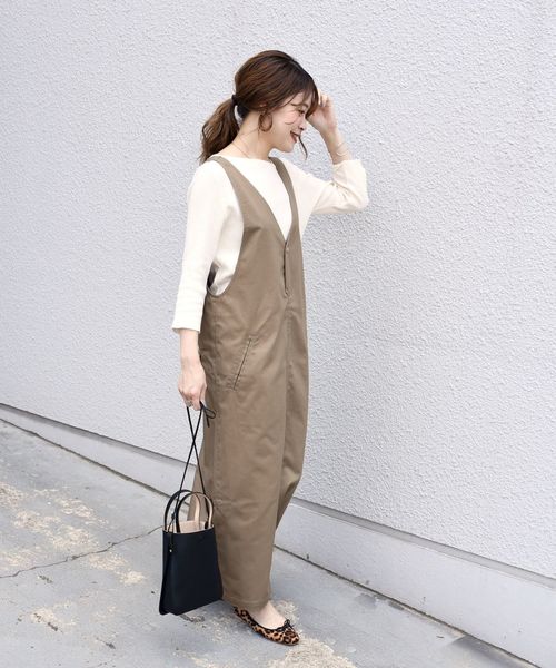SHIPS（シップス）の「【SHIPS別注】UNIVERSAL OVERALL: Vネックジャンパースカート◇（ワンピース・レディース・ベージュ系その他・ONE SIZE）」の3枚目の写真