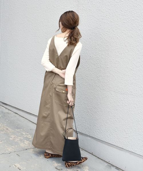 SHIPS（シップス）の「【SHIPS別注】UNIVERSAL OVERALL: Vネックジャンパースカート◇（ワンピース・レディース・ベージュ系その他・ONE SIZE）」の5枚目の写真