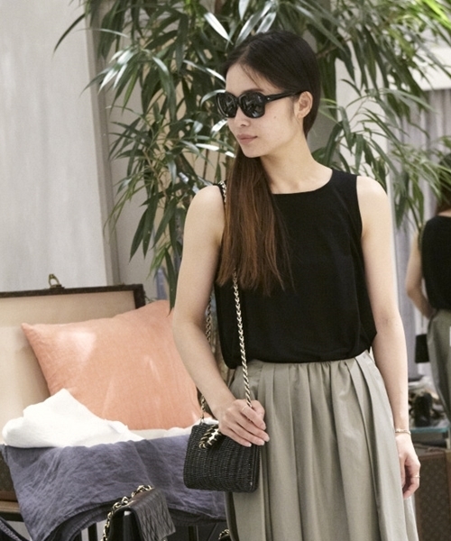 FIGARO Paris（フィガロパリ）の「◆レーヨンキュプラ天竺 ノースリーブフレアプルオーバー（Tシャツ/カットソー・レディース・ブラック/レッド・FREE）」の2枚目の写真