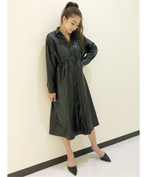 GYDA(ジェイダ)の「フェイクレザーロングシャツワンピ(ワンピース・レディース・ブラック/アイボリー・FREE)」の8枚目の写真