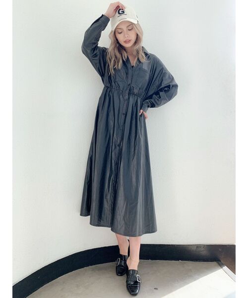 GYDA(ジェイダ)の「フェイクレザーロングシャツワンピ(ワンピース・レディース・ブラック/アイボリー・FREE)」の6枚目の写真