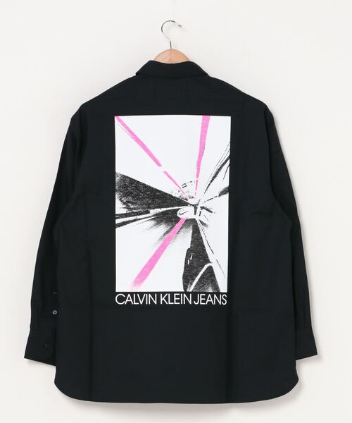 Calvin Klein Jeans（カルヴァンクラインジーンズ）の「CKロゴ グラフィック オーバーサイズ シャツ（シャツ/ブラウス・メンズ・ホワイト/ブラック・S/M/L/XL）」の3枚目の写真